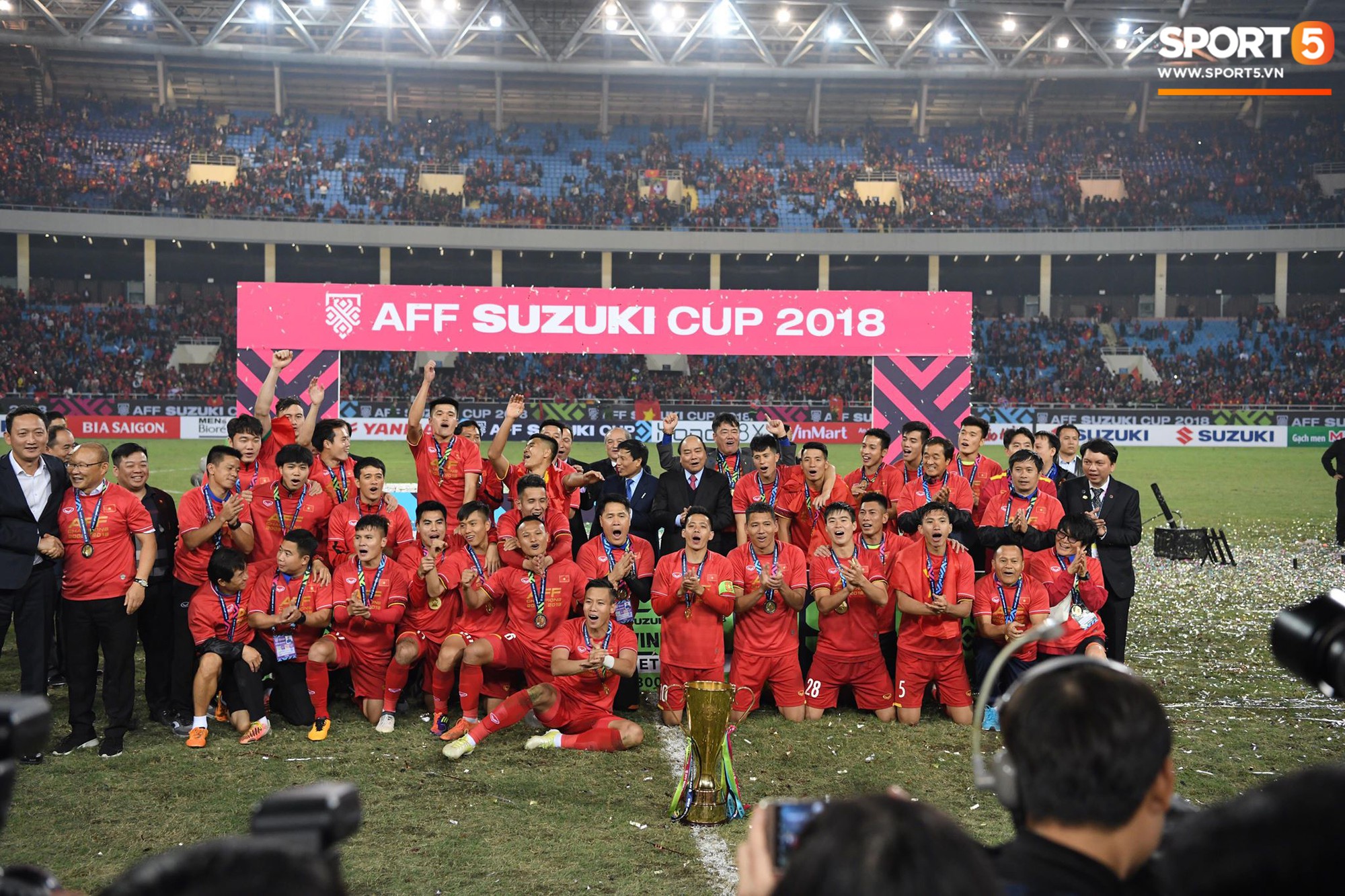 Xuân Trường lặng lẽ lùi về sau nhìn đồng đội tung hô thầy Park lên cao