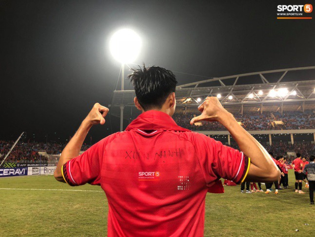 Xuân Trường lặng lẽ lùi về sau nhìn đồng đội tung hô thầy Park lên cao