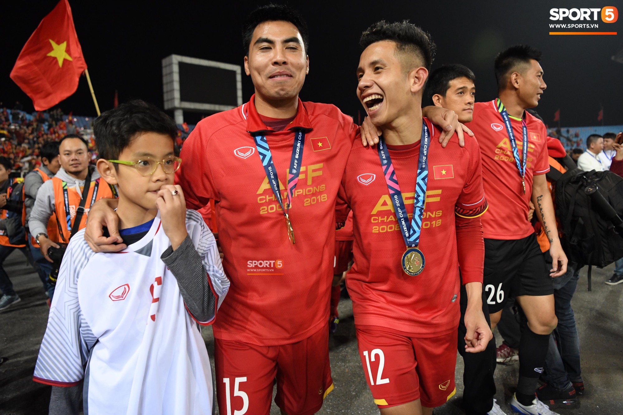 Xuân Trường lặng lẽ lùi về sau nhìn đồng đội tung hô thầy Park lên cao