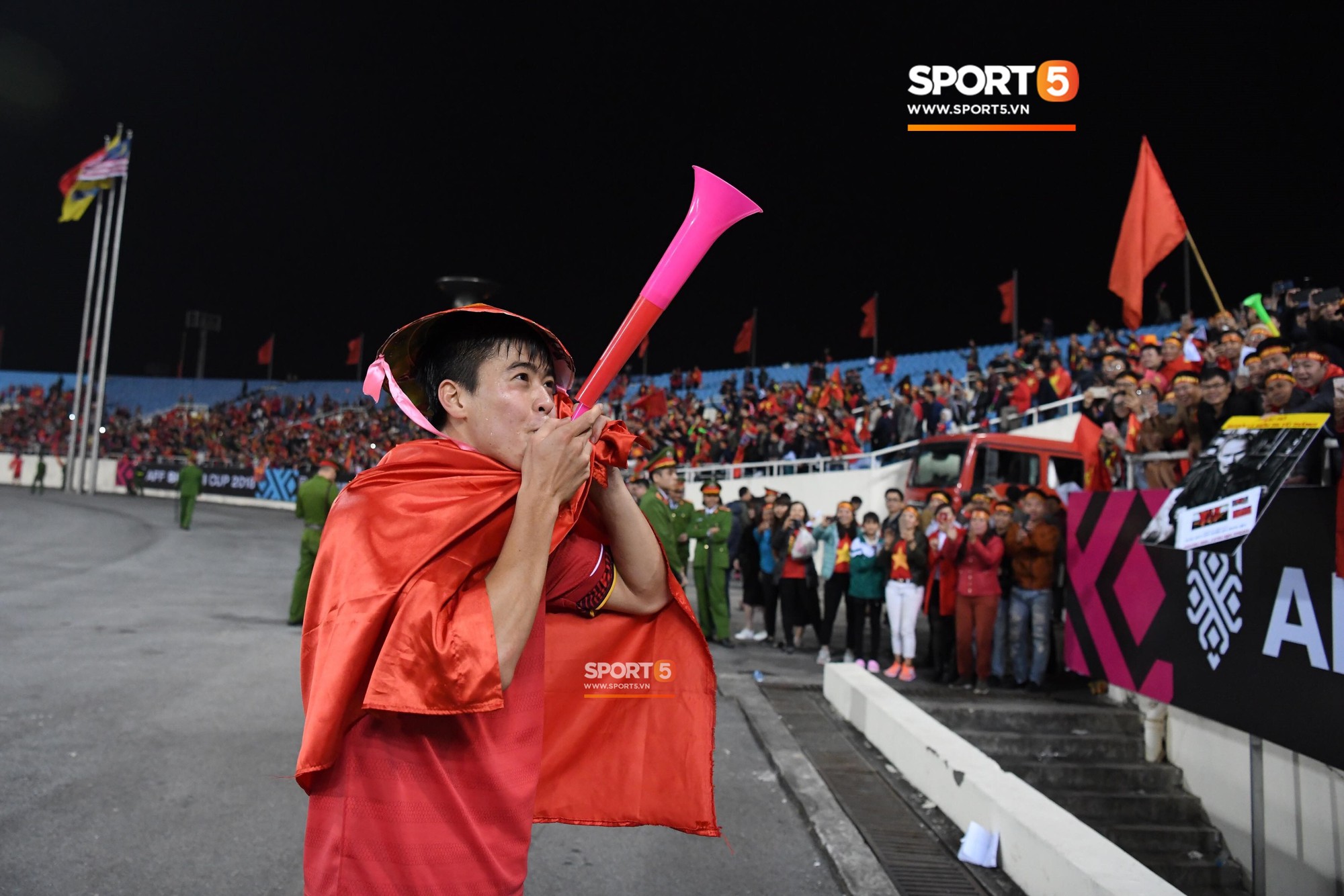 Xuân Trường lặng lẽ lùi về sau nhìn đồng đội tung hô thầy Park lên cao