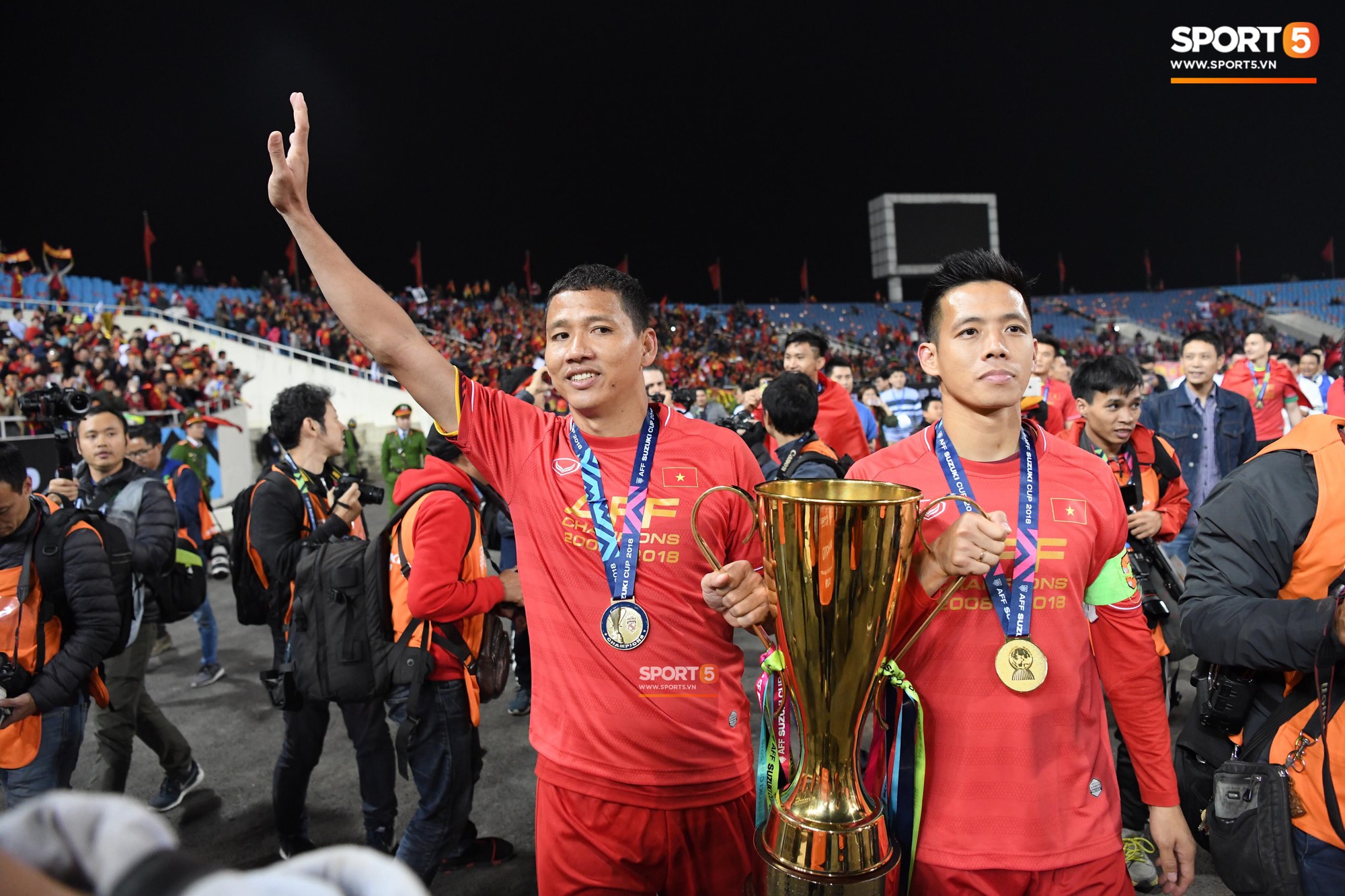 Xuân Trường lặng lẽ lùi về sau nhìn đồng đội tung hô thầy Park lên cao