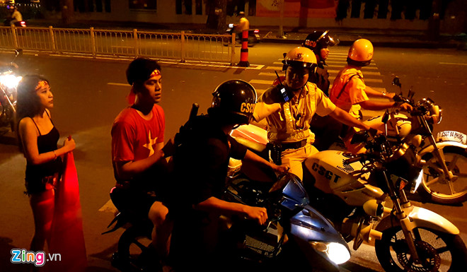 Hơn 100 xe máy ở Sài Gòn bị tạm giữ sau khi tuyển VN vô địch AFF Cup