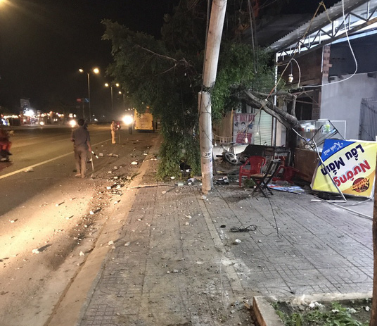 Ngồi ăn uống trên vìa hè mừng Việt Nam vô địch AFF Cup, 2 người bị xe khách tông tử vong