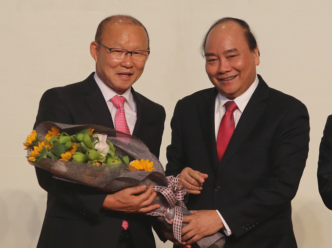 Người mến mộ vây kín ông Park Hang-seo ở Quảng Nam