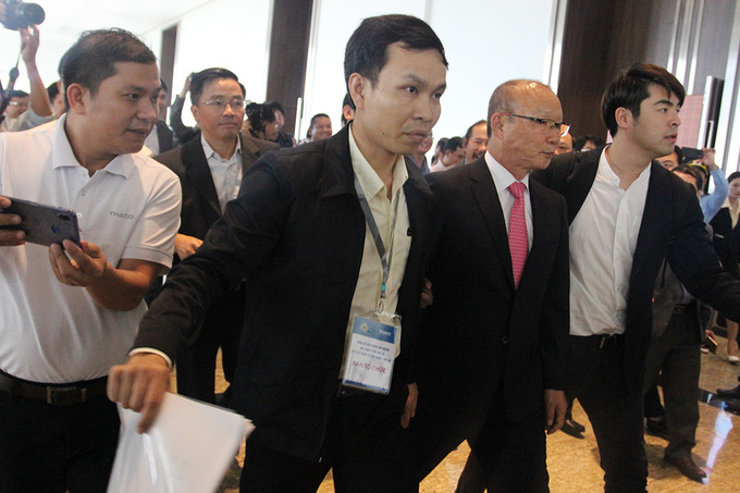 Người mến mộ vây kín ông Park Hang-seo ở Quảng Nam