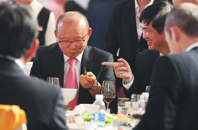 Người mến mộ vây kín ông Park Hang-seo ở Quảng Nam