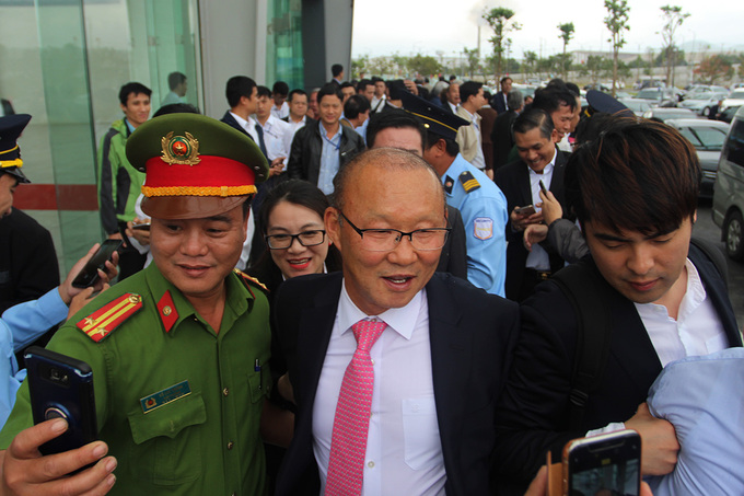 Người mến mộ vây kín ông Park Hang-seo ở Quảng Nam