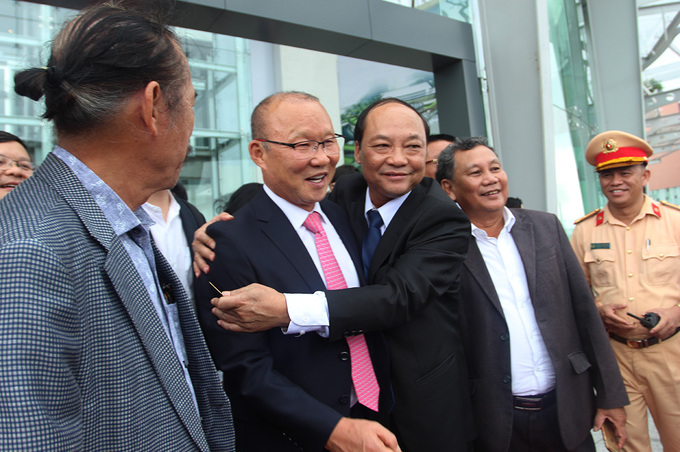 Người mến mộ vây kín ông Park Hang-seo ở Quảng Nam