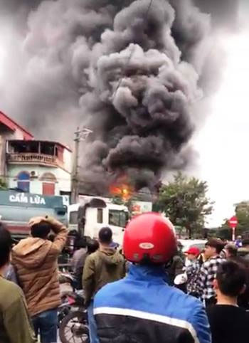 Gara ôtô ở Quảng Ninh bốc cháy dữ dội