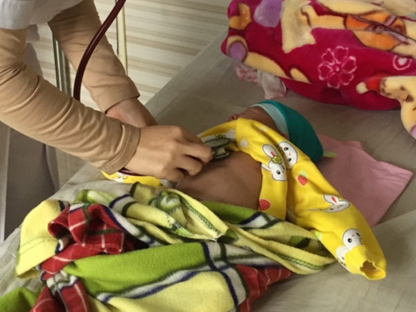 Bé trai 2 tháng tuổi nguy kịch vì nhầm ho gà với viêm phổi