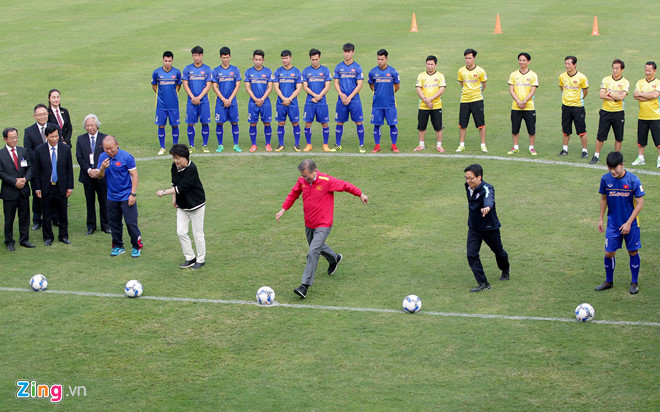 Tổng thống Hàn Quốc chúc mừng đội tuyển bóng đá VN và HLV Park