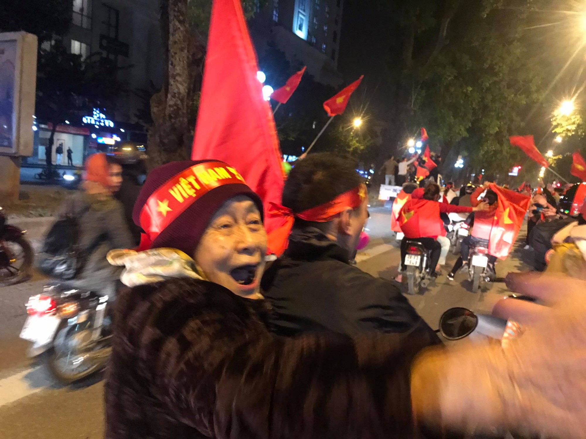 Tâm bão đêm nay: Hình ảnh cụ bà ngồi sau xe máy bắt tay, ăn mừng Việt Nam vô địch khiến giới trẻ cũng nể phục bội phần