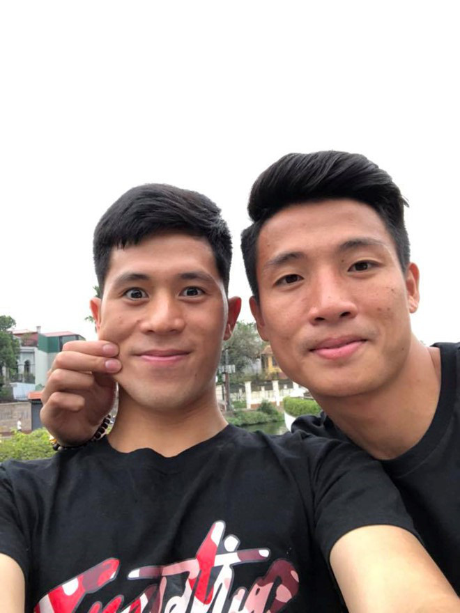 Fan tóm được khoảnh khắc Tư Dũng đè Trọng Ỉn ra ăn mừng, tái hiện đôi Dũng - Chinh ngày nào! Fan tóm được khoảnh khắc Tư Dũng đè Trọng Ỉn ra ăn mừng, tái hiện đôi Dũng - Chinh ngày nào!