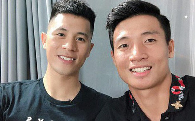 Fan tóm được khoảnh khắc Tư Dũng đè Trọng Ỉn ra ăn mừng, tái hiện đôi Dũng - Chinh ngày nào! Fan tóm được khoảnh khắc Tư Dũng đè Trọng Ỉn ra ăn mừng, tái hiện đôi Dũng - Chinh ngày nào!