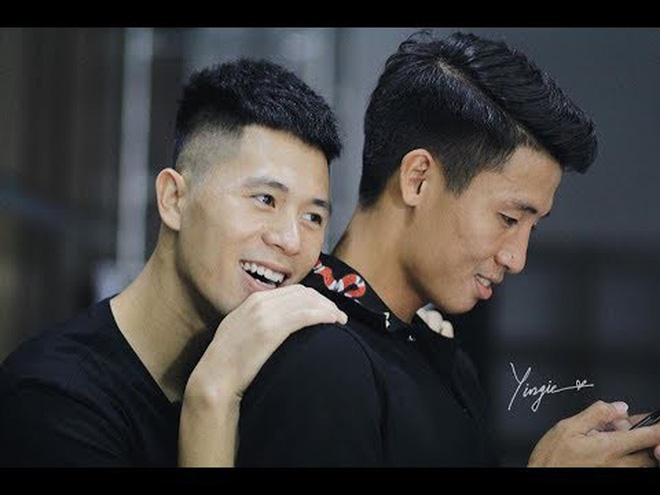 Fan tóm được khoảnh khắc Tư Dũng đè Trọng Ỉn ra ăn mừng, tái hiện đôi Dũng - Chinh ngày nào! Fan tóm được khoảnh khắc Tư Dũng đè Trọng Ỉn ra ăn mừng, tái hiện đôi Dũng - Chinh ngày nào!