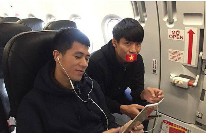 Fan tóm được khoảnh khắc Tư Dũng đè Trọng Ỉn ra ăn mừng, tái hiện đôi Dũng - Chinh ngày nào!