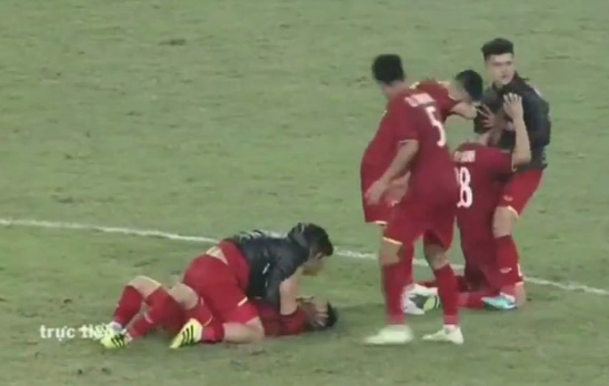 Fan tóm được khoảnh khắc Tư Dũng đè Trọng Ỉn ra ăn mừng, tái hiện đôi Dũng - Chinh ngày nào!