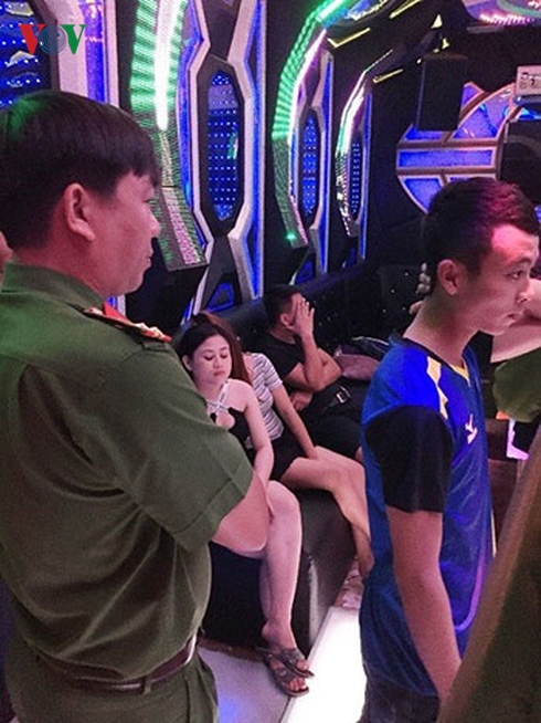 Đắk Lắk: Phát hiện 9 nam nữ nghi sử dụng ma túy trong quán karaoke