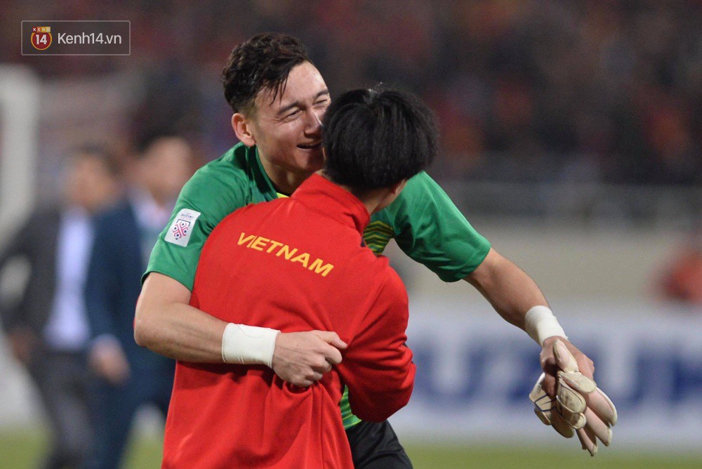 Thủ thành bất bại Văn Lâm của trận chung kết AFF Cup: Cứ lọt vào khung hình là đẹp tựa diễn viên chính phim thần tượng