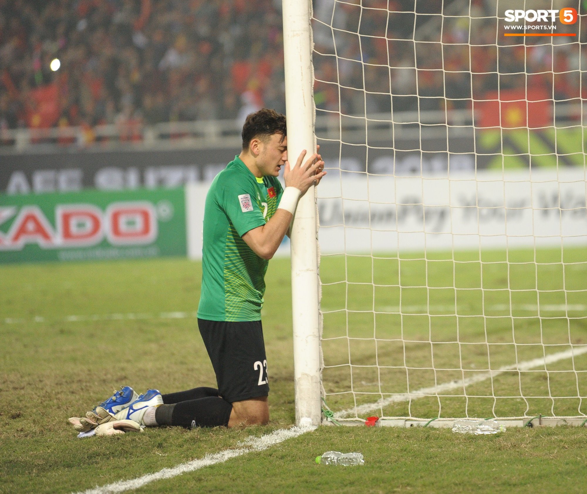 Thủ thành bất bại Văn Lâm của trận chung kết AFF Cup: Cứ lọt vào khung hình là đẹp tựa diễn viên chính phim thần tượng