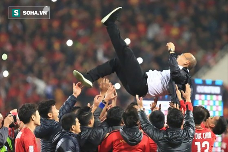 Báo Hàn Quốc sửng sốt trước mức tiền thưởng kếch xù dành cho HLV Park Hang-seo