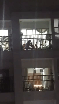 Xôn xao clip bé trai khóc thét khi bị hai người lớn thay nhau vụt tới tấp vào người tại căn hộ chung cư