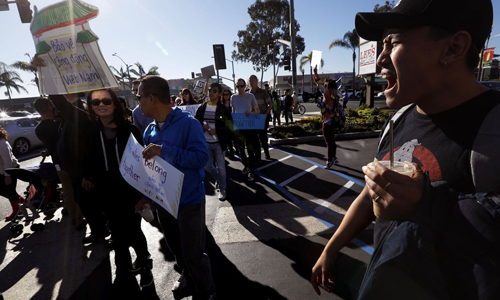 Người Việt ở Little Saigon biểu tình phản đối lệnh trục xuất của Trump