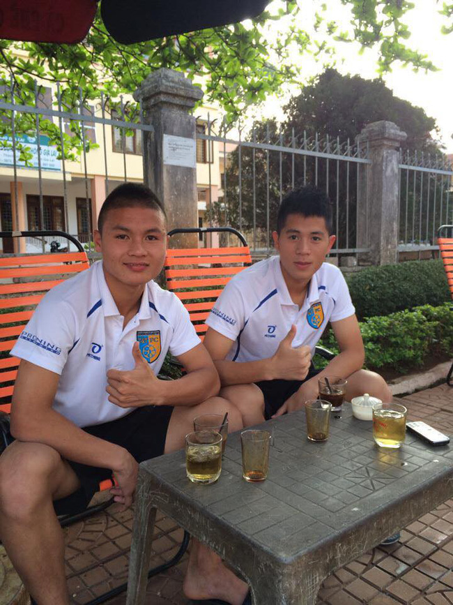 Lộ ảnh 6 năm trước của Quang Hải - Đình Trọng: Bộ đôi siêu ngố, nhất định không đổi vị trí khi chụp hình