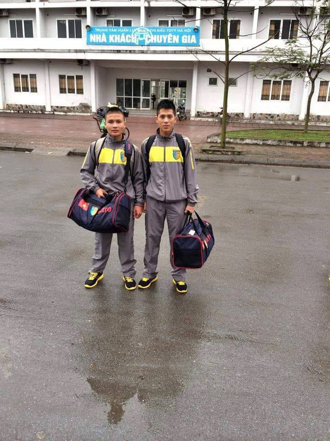 Lộ ảnh 6 năm trước của Quang Hải - Đình Trọng: Bộ đôi siêu ngố, nhất định không đổi vị trí khi chụp hình