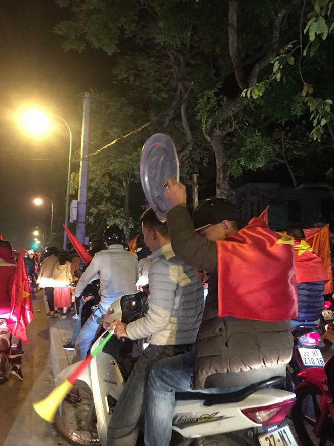 Tuyển tập số phận của xoong nồi, mâm cơm sau khi cùng chủ đi bão mừng Việt Nam vô địch AFF Cup 2018