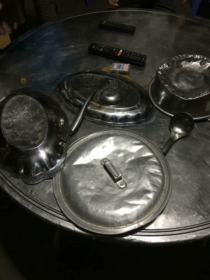 Tuyển tập số phận của xoong nồi, mâm cơm sau khi cùng chủ đi bão mừng Việt Nam vô địch AFF Cup 2018