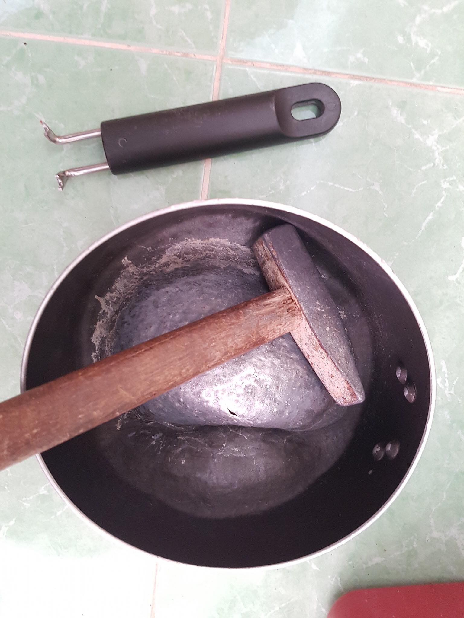 Tuyển tập số phận của xoong nồi, mâm cơm sau khi cùng chủ đi bão mừng Việt Nam vô địch AFF Cup 2018