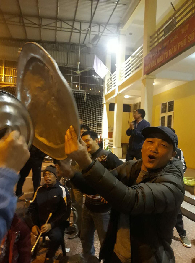 Tuyển tập số phận của xoong nồi, mâm cơm sau khi cùng chủ đi bão mừng Việt Nam vô địch AFF Cup 2018