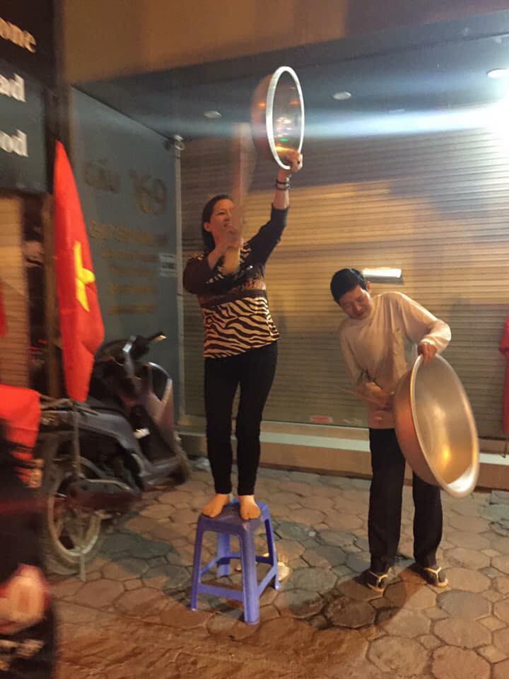 Tuyển tập số phận của xoong nồi, mâm cơm sau khi cùng chủ đi bão mừng Việt Nam vô địch AFF Cup 2018