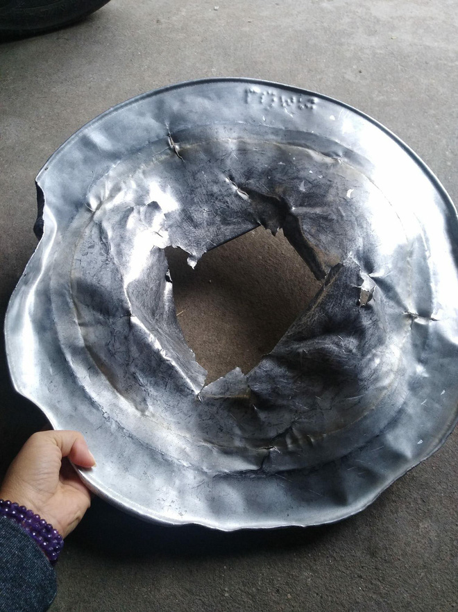 Tuyển tập số phận của xoong nồi, mâm cơm sau khi cùng chủ đi bão mừng Việt Nam vô địch AFF Cup 2018