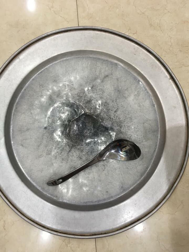 Tuyển tập số phận của xoong nồi, mâm cơm sau khi cùng chủ đi bão mừng Việt Nam vô địch AFF Cup 2018