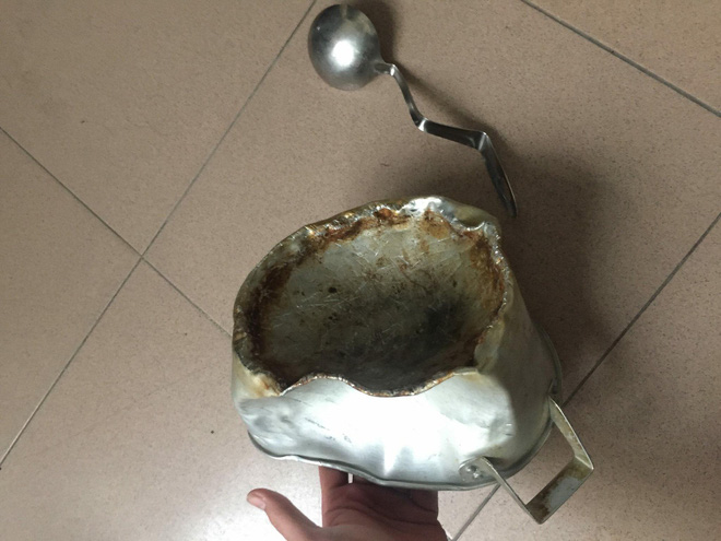 Tuyển tập số phận của xoong nồi, mâm cơm sau khi cùng chủ đi bão mừng Việt Nam vô địch AFF Cup 2018