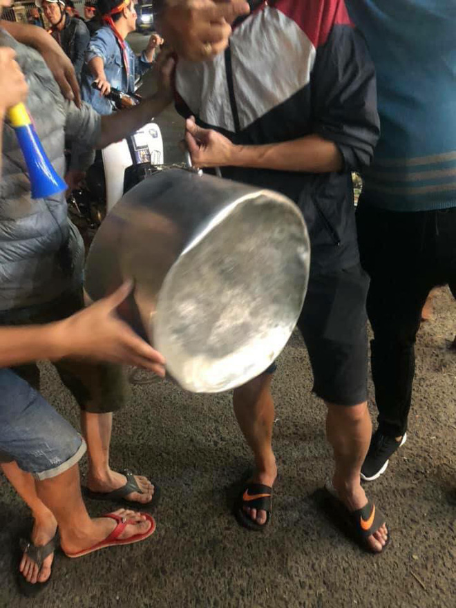 Tuyển tập số phận của xoong nồi, mâm cơm sau khi cùng chủ đi bão mừng Việt Nam vô địch AFF Cup 2018