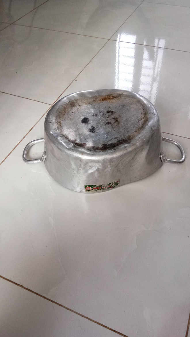 Tuyển tập số phận của xoong nồi, mâm cơm sau khi cùng chủ đi bão mừng Việt Nam vô địch AFF Cup 2018