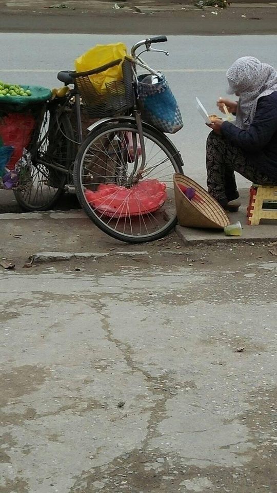 Nhìn người bán hàng rong ăn vội suất cơm hộp bên đường dưới tiết trời 11 độ, bạn nghĩ gì?
