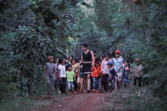 Cô gái Ê Đê nghèo từng lên thành phố làm osin đã ngoạn mục lọt Top 5 Miss Universe 2018 như thế nào?