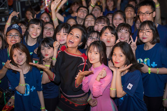 Cô gái Ê Đê nghèo từng lên thành phố làm osin đã ngoạn mục lọt Top 5 Miss Universe 2018 như thế nào?