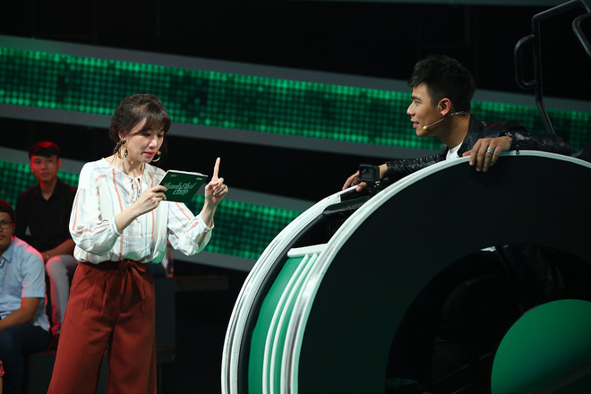 Trường Giang kém duyên hay xấu tính trong cách va chạm với Hari Won?