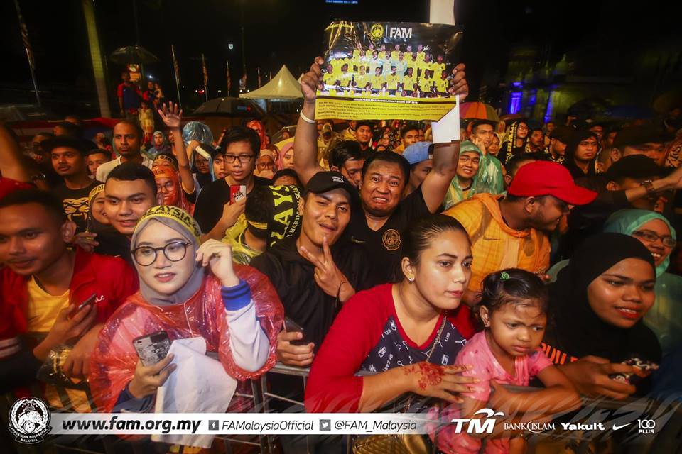 Thất bại trước Việt Nam, đội tuyển Malaysia vẫn được chào đón như những người hùng khi về nước