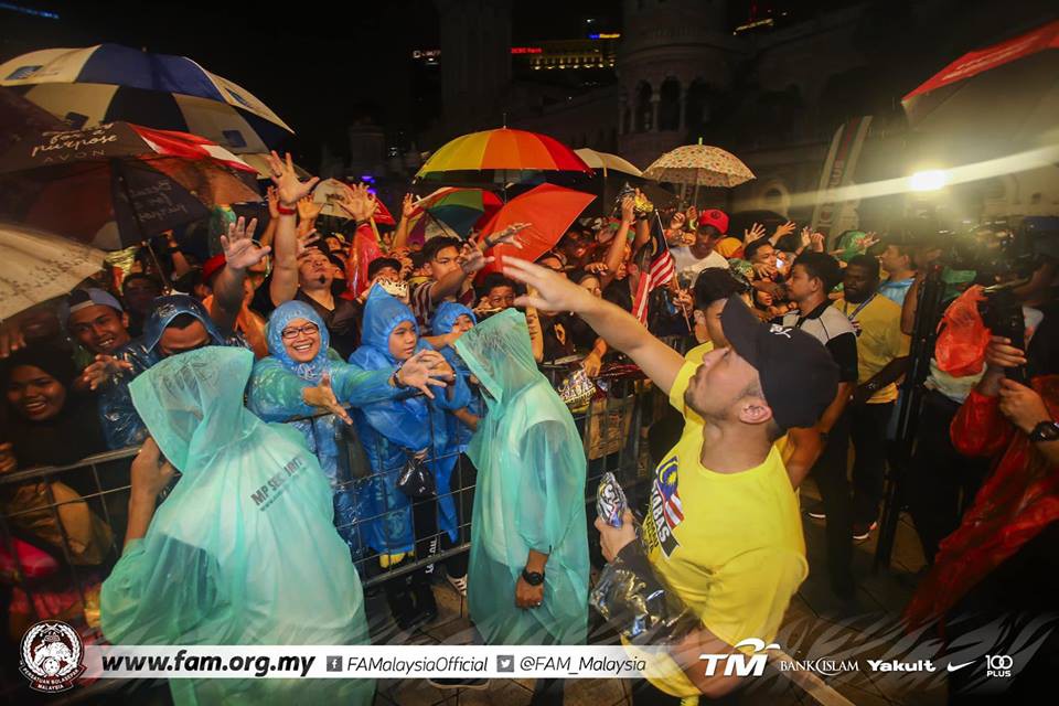 Thất bại trước Việt Nam, đội tuyển Malaysia vẫn được chào đón như những người hùng khi về nước