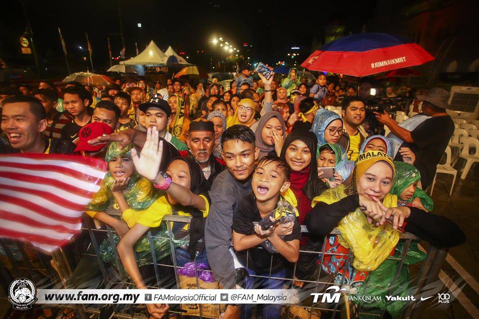 Thất bại trước Việt Nam, đội tuyển Malaysia vẫn được chào đón như những người hùng khi về nước