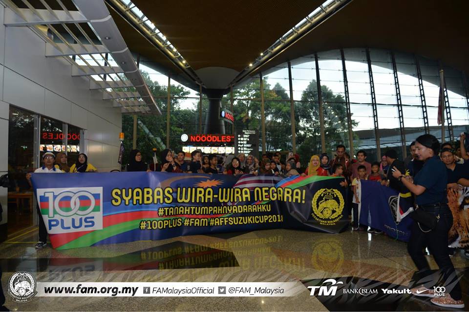 Thất bại trước Việt Nam, đội tuyển Malaysia vẫn được chào đón như những người hùng khi về nước