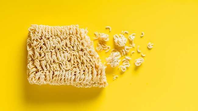 Đây là những gì xảy ra với cơ thể khi bạn ăn mì gói suốt cả tuần