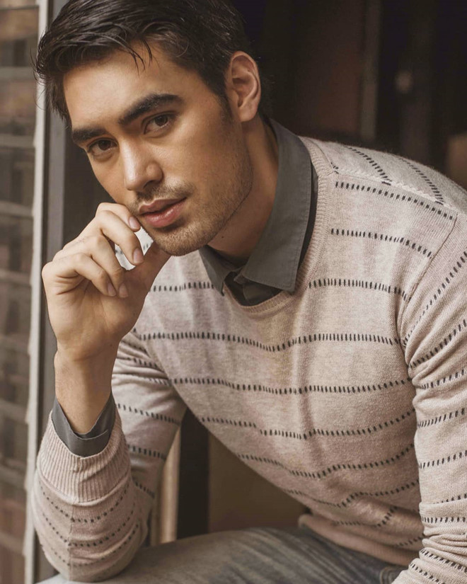 Mối tình 6 năm bên bạn trai diễn viên của tân Hoa hậu Hoàn vũ 2018