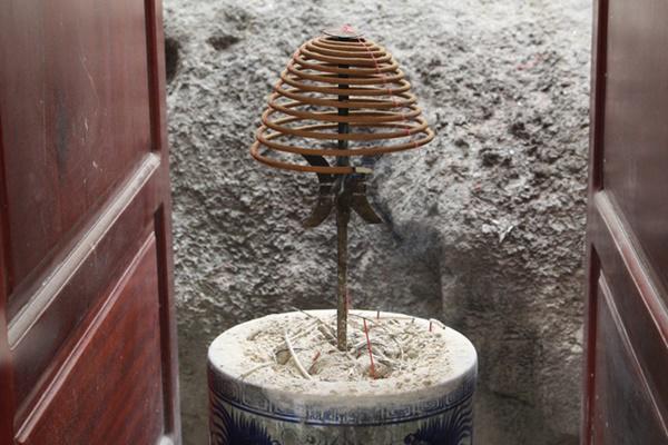 5 thứ tuyệt đối không được đặt lên bàn thờ kẻo đắc tội thần linh, 3 đời vẫn nghèo đói